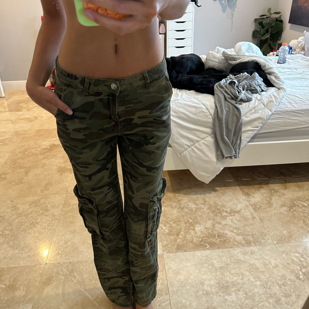 Camo low rise baggy cargo pants